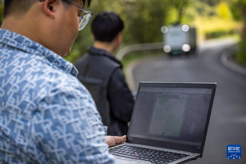 浙江湖州：智能无人物流车上路测试(图1)