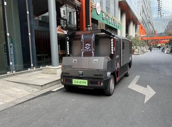 L4级“零载人”无人驾驶快递物流车亮相(图1)