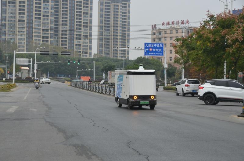 “无人驾驶快递BWIN车”亮相湖北大悟街头(图1)