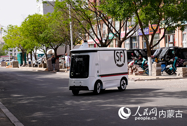 智能化“无人快递车”亮相(图1)