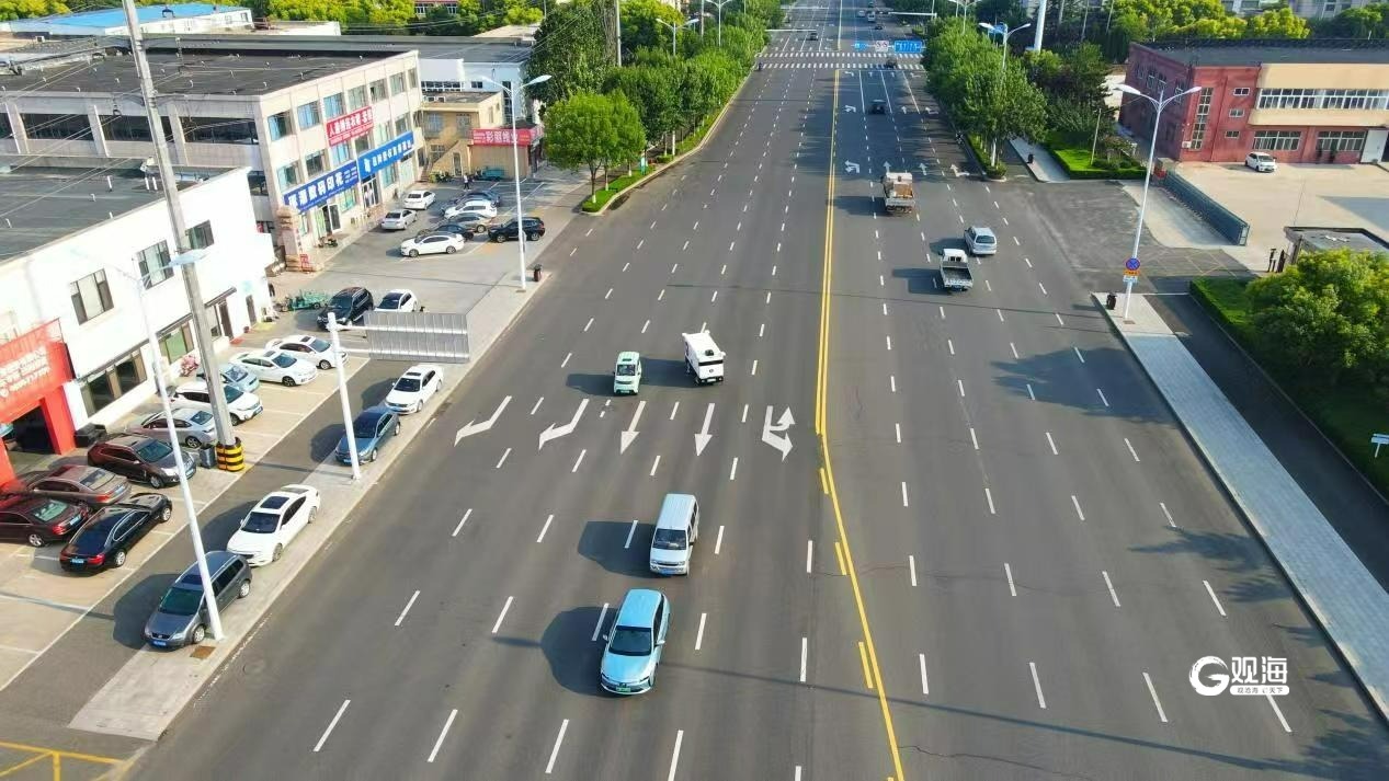 必赢网址自动识别红绿灯、礼让行人……青岛无人驾驶快递车惊艳亮相(图1)