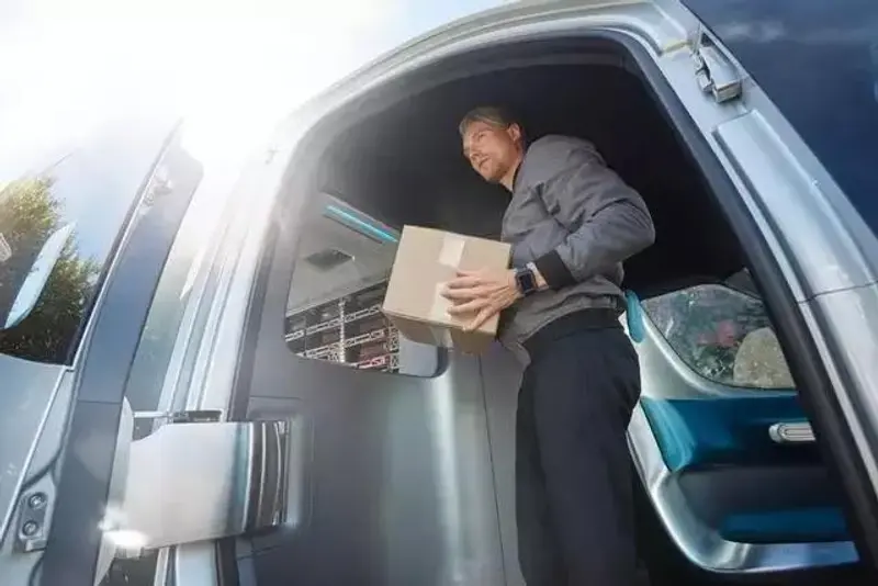 奔驰无人驾驶物流车车顶还带无人机(图9)