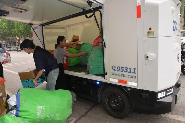 方城县：无人驾驶快递车亮相街头 开启智能配送新时代(图1)