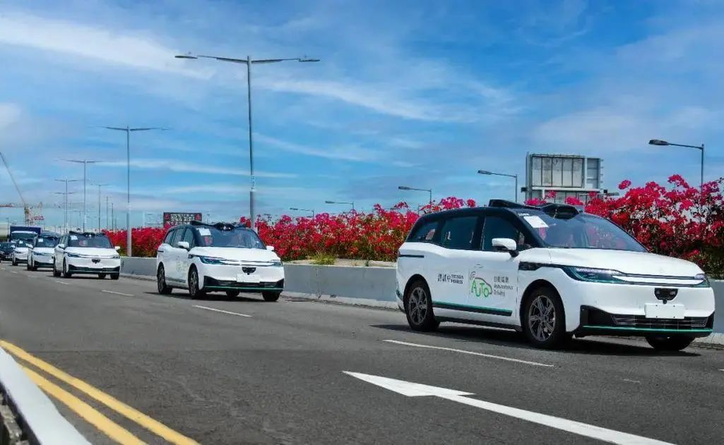 优步Uber “疯抢” 中国无人车团队：萝卜快跑、小马智行、文远知行！马斯克急了？(图3)