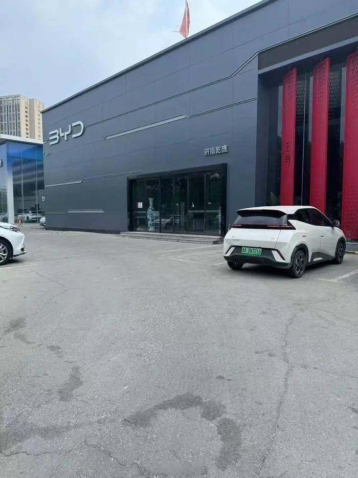 比亚迪山东核心经销商暴雷：20多家4S店人去楼空千名车主预付款无法兑现(图1)