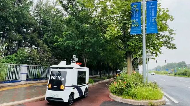 从安检巡防到物资配送新石器无人车化身世界机器人大会的“硬核智能助手”(图3)