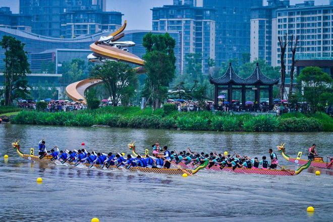我们的节日·端午丨数万市民参与！璧山首届龙舟赛精彩举行(图1)