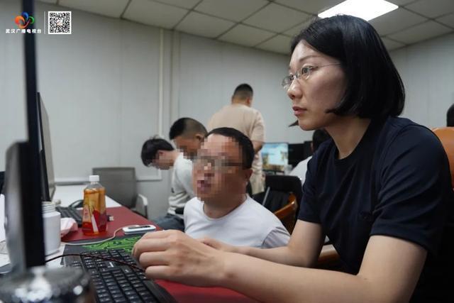 破门而入！武汉警方抓获32名“白富美”！(图4)