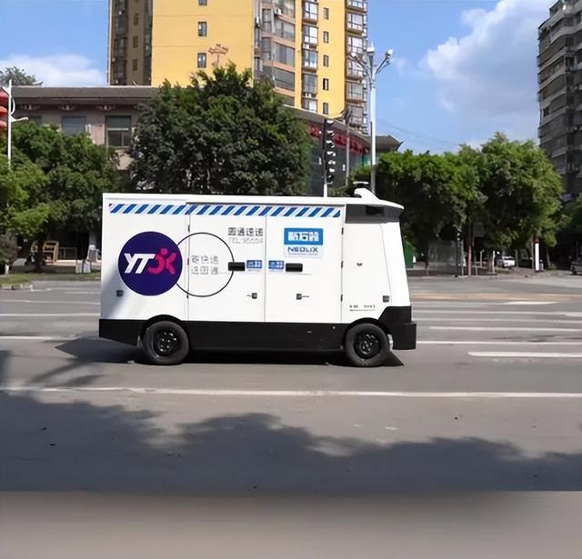 河南无人快递车被卡急喊 “救救我” 网友：又惨又好笑(图2)