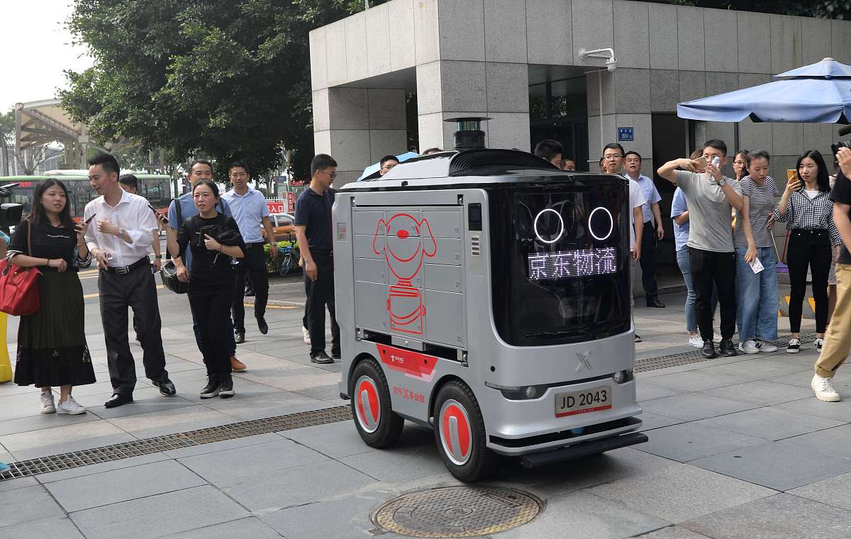 带手臂的无人车、能沟通的机器人一批智慧物流新应用亮相服贸会(图1)