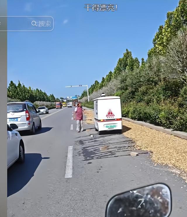 笑翻了！无人驾驶快递车压到大妈晒的BWIN花生被拦下挨打了！(图2)
