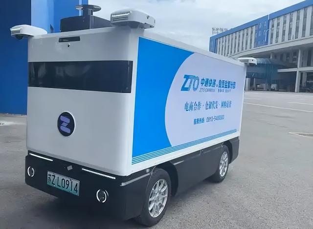 笑翻了！无人驾驶快递车压到大妈晒的BWIN花生被拦下挨打了！(图13)