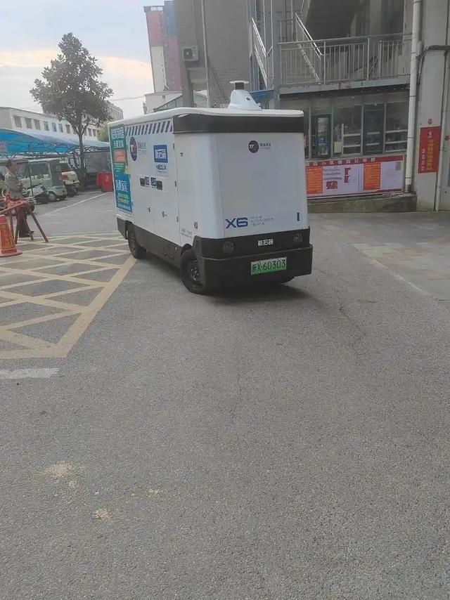 笑翻了！无人驾驶快递车压到大妈晒的BWIN花生被拦下挨打了！(图11)