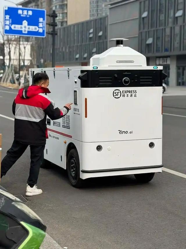 笑翻了！无人驾驶快递车压到大妈晒的BWIN花生被拦下挨打了！(图14)