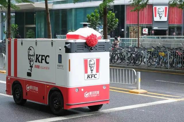 笑翻了！无人驾驶快递车压到大妈晒的BWIN花生被拦下挨打了！(图24)