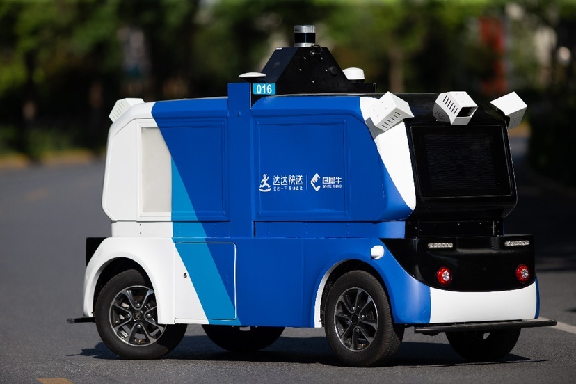 武汉快递小哥用上了无人车(图1)