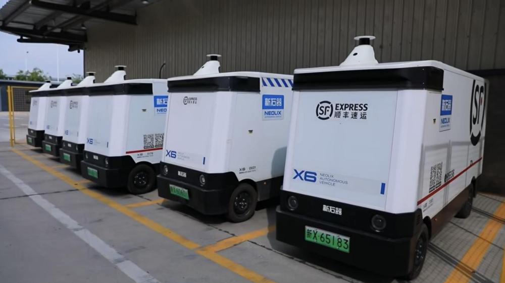 山西临猗县迎来“无人快递员”(图1)