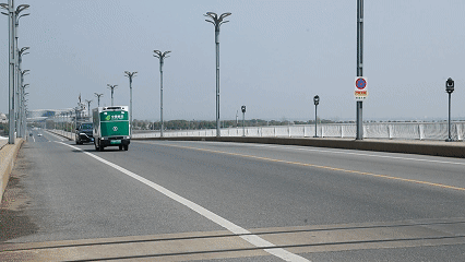 新区共青组团：无人快递配送车亮相智慧物流新时代来临！(图1)