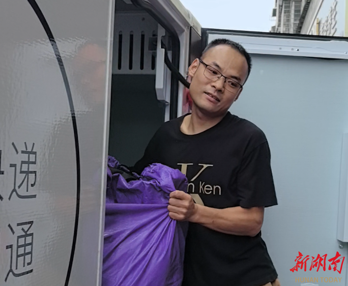 你的快递它来送！汉寿无人驾驶快递车“上岗”BWIN(图2)