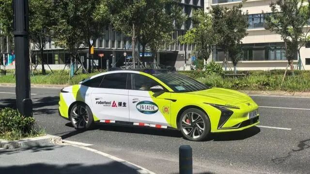 上海街头自动驾驶Robotaxi真相：无人车日均收入不够交电费出租车司机笑了不是对手是队友！必赢中国(图1)