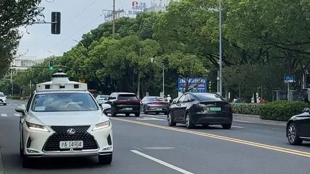 上海街头自动驾驶Robotaxi真相：无人车日均收入不够交电费出租车司机笑了不是对手是队友！必赢中国(图3)