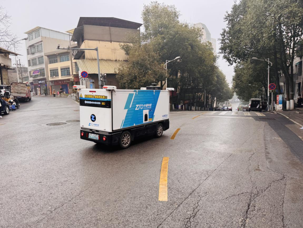 必赢网址无人驾驶快递车在息烽县城“首秀”(图1)