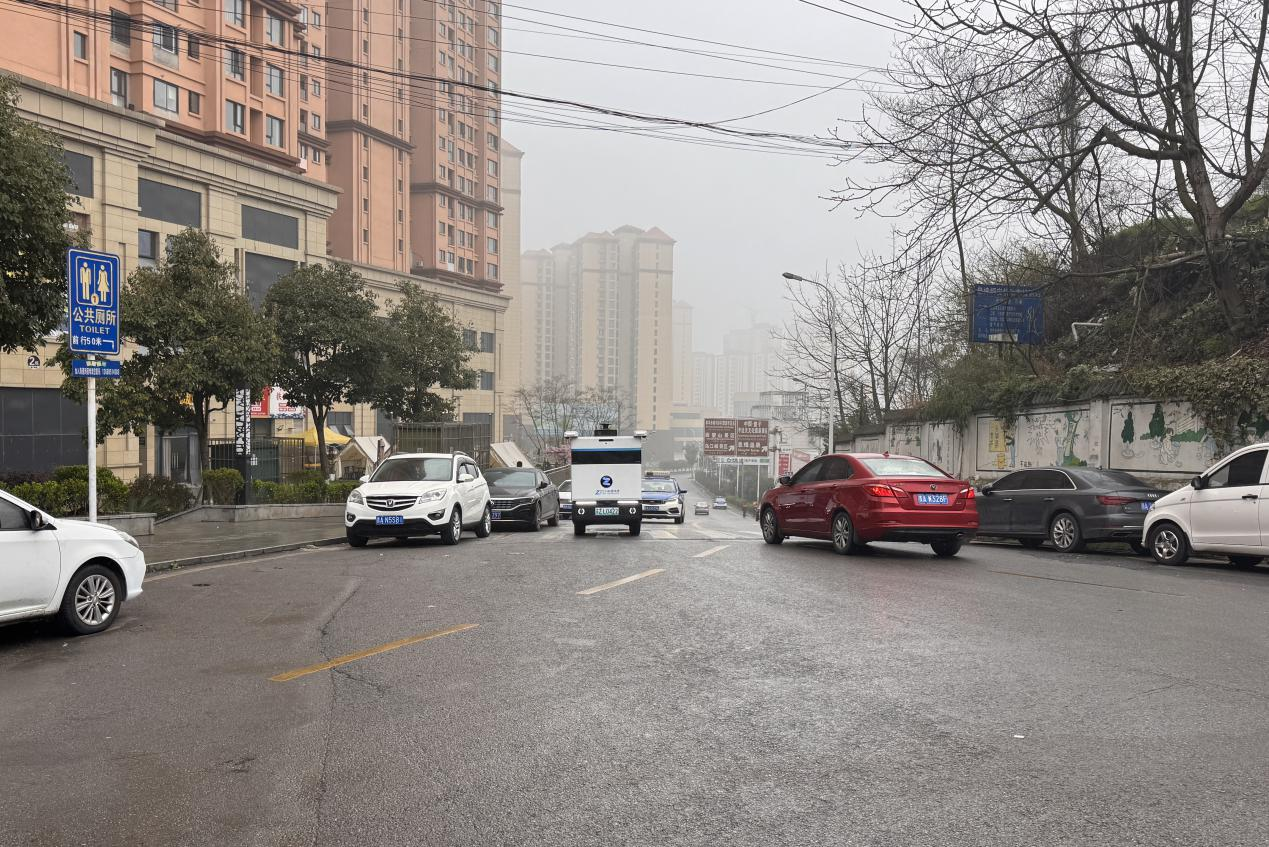 必赢网址无人驾驶快递车在息烽县城“首秀”(图3)