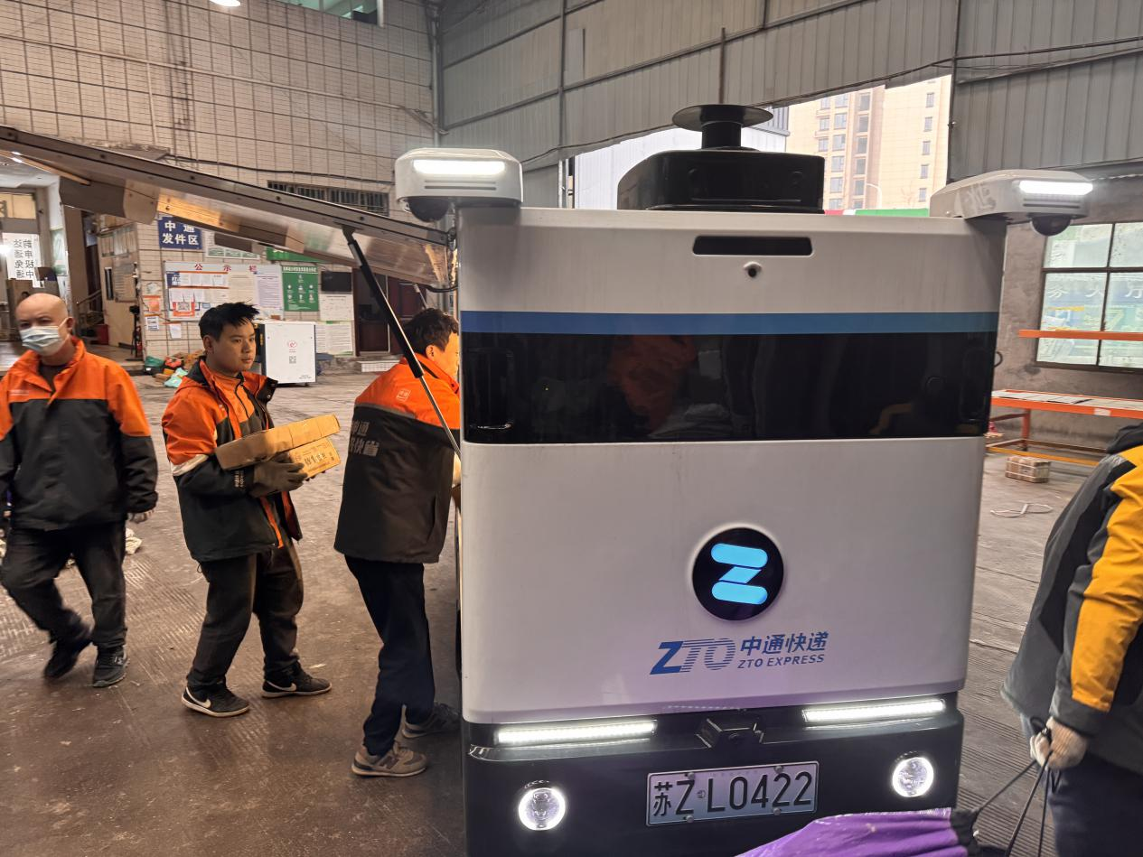 必赢网址无人驾驶快递车在息烽县城“首秀”(图4)