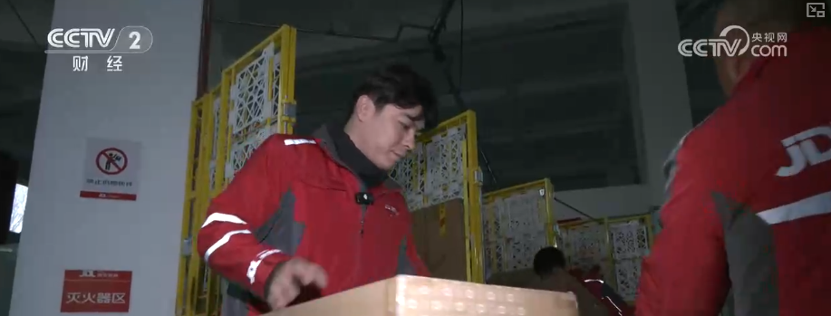 “双十一”BWIN新观察·分拣“加速跑” 快递小哥告别“爆单焦虑”(图1)