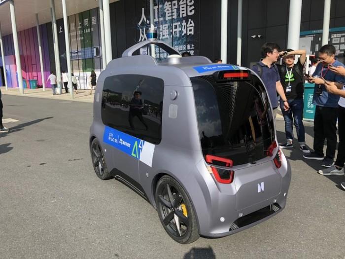 无人快必赢中国官方网站递车“吵架”？——熊猫斩谣（2025年11月25日）(图1)