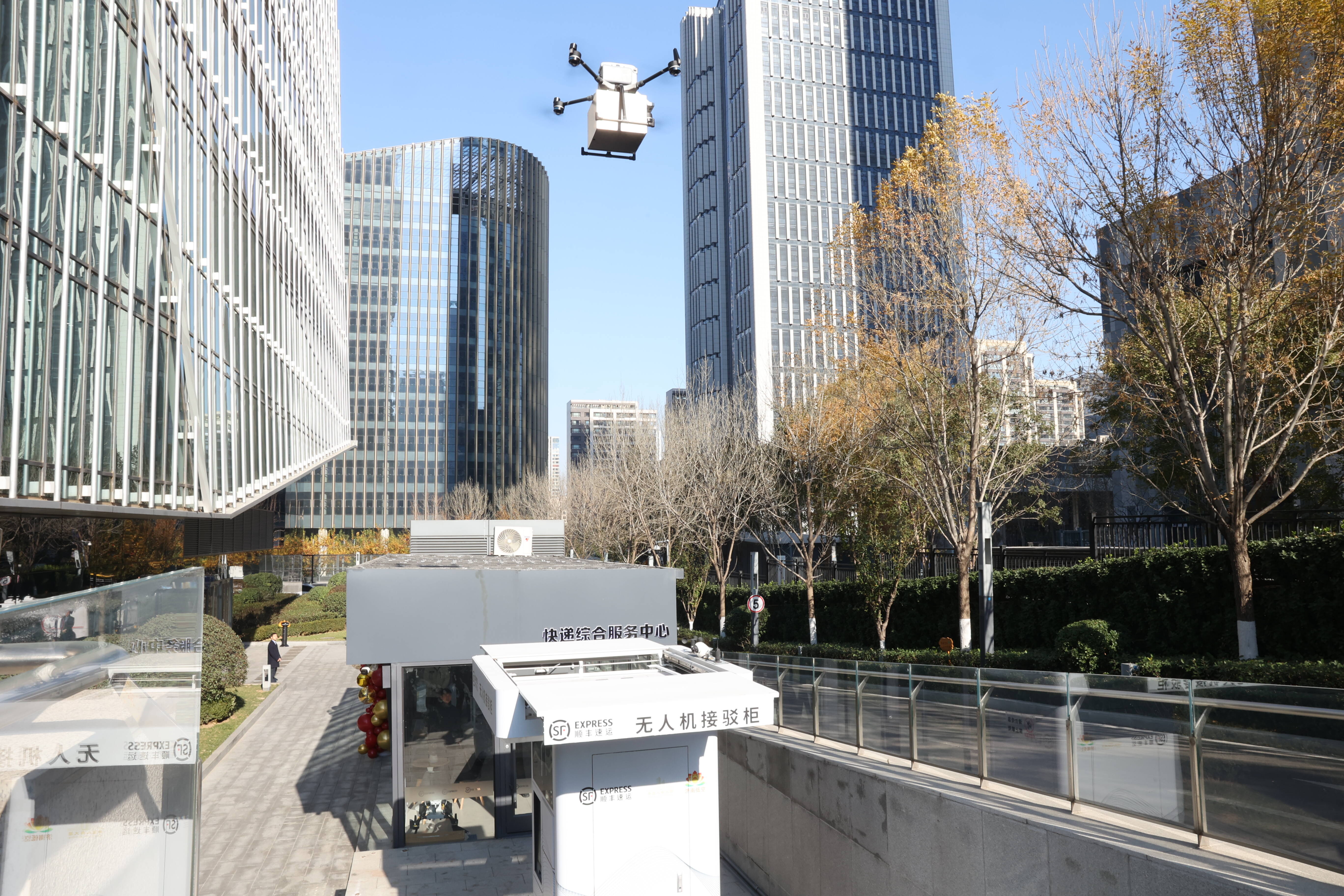 无人机、无人车、楼宇机器人组团送快递 济南中央商务区首个立体物流网络开通必赢中国(图1)