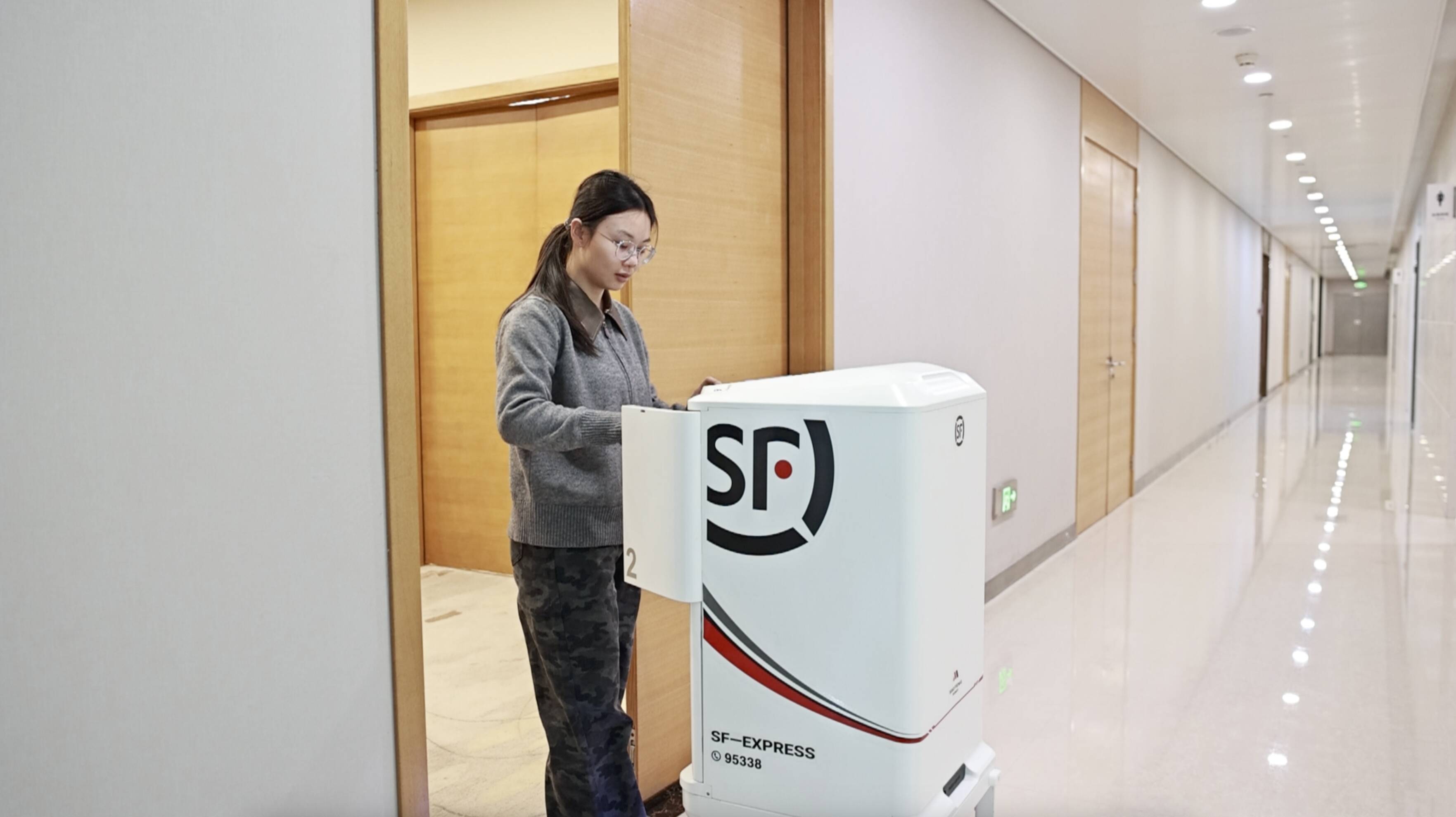 无人机、无人车、楼宇机器人组团送快递 济南中央商务区首个立体物流网络开通必赢中国(图2)