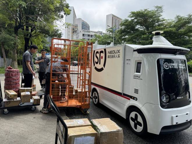 年货节将至快递小哥回家过年无人配送成“硬核援军”(图1)