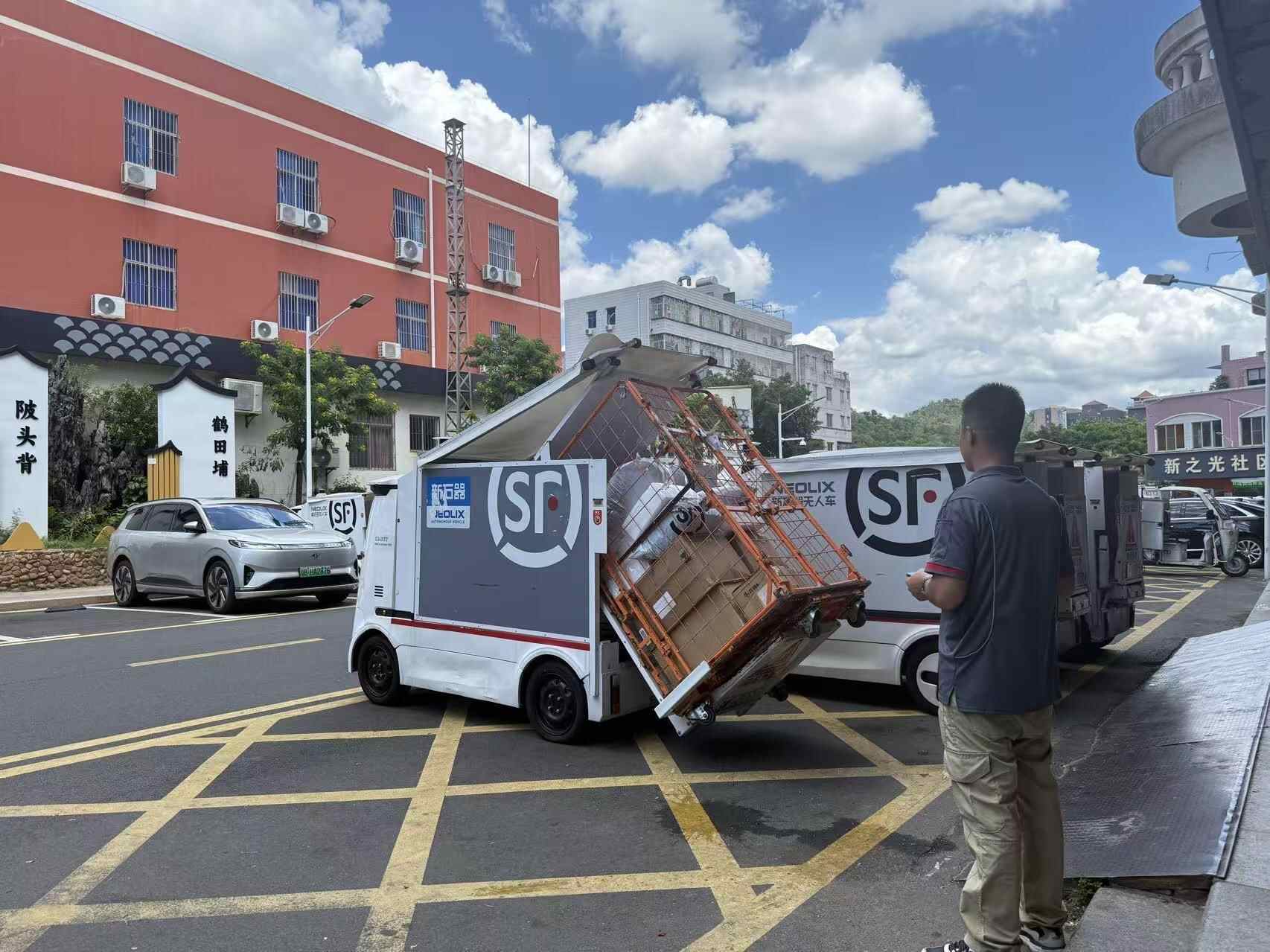 BWIN【无人车深观察】专访顺丰深莞区运营规划负责人张昊：无人车在深圳织就一张智慧物流网(图1)