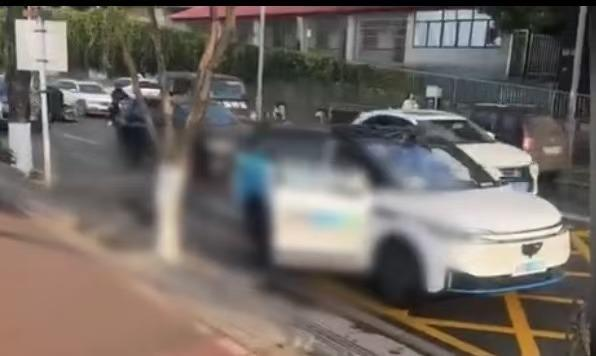 哈啰无人车撞伤路人 交警已调查取证 事故引发广泛关注(图1)