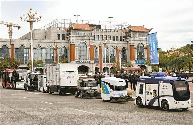 厦门首批功能型无人车上路试跑(图1)