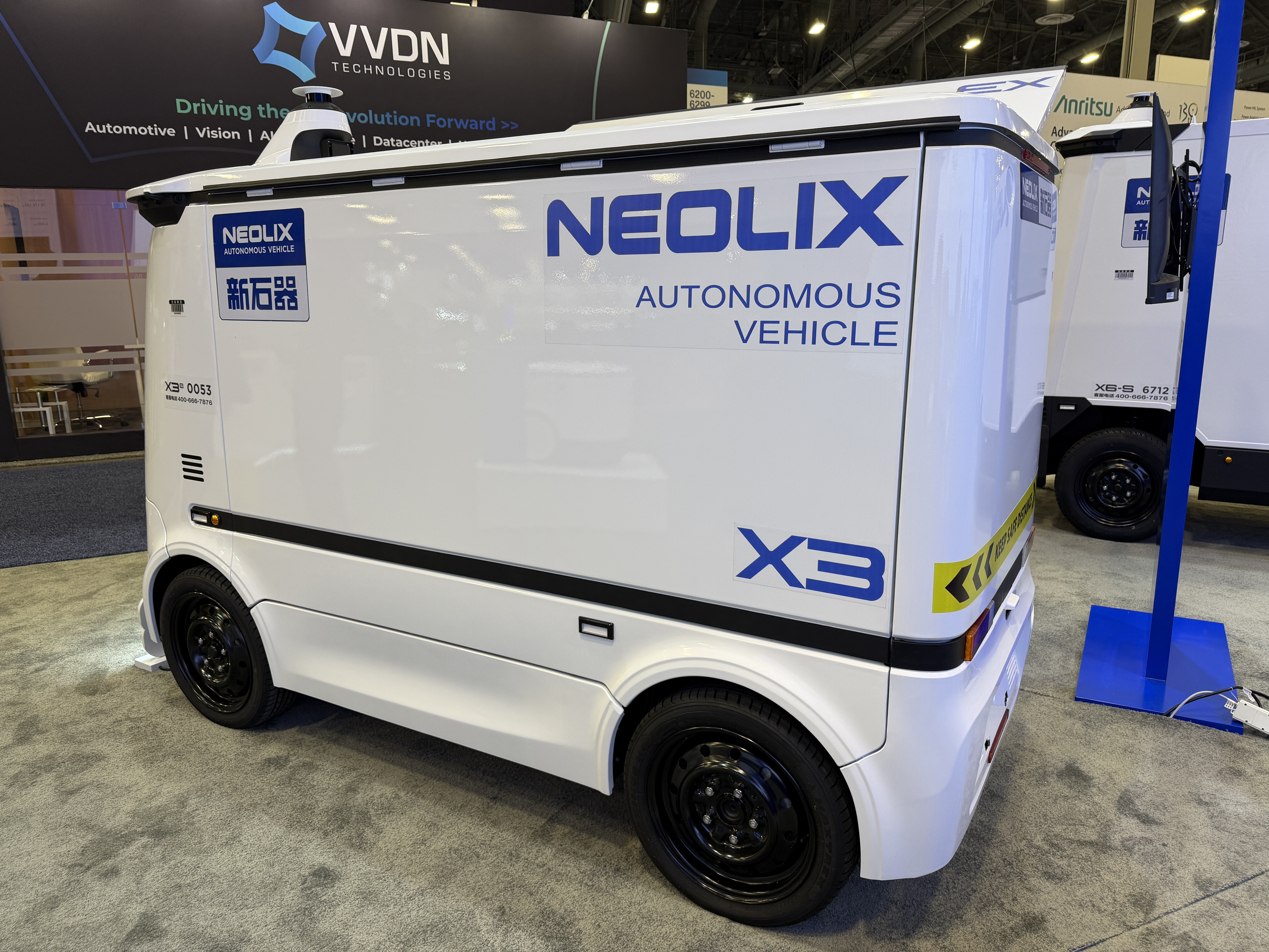 BWIN中国无人车开进CES2026！新石器亮出AI「双引擎」剑指海外5万台(图4)