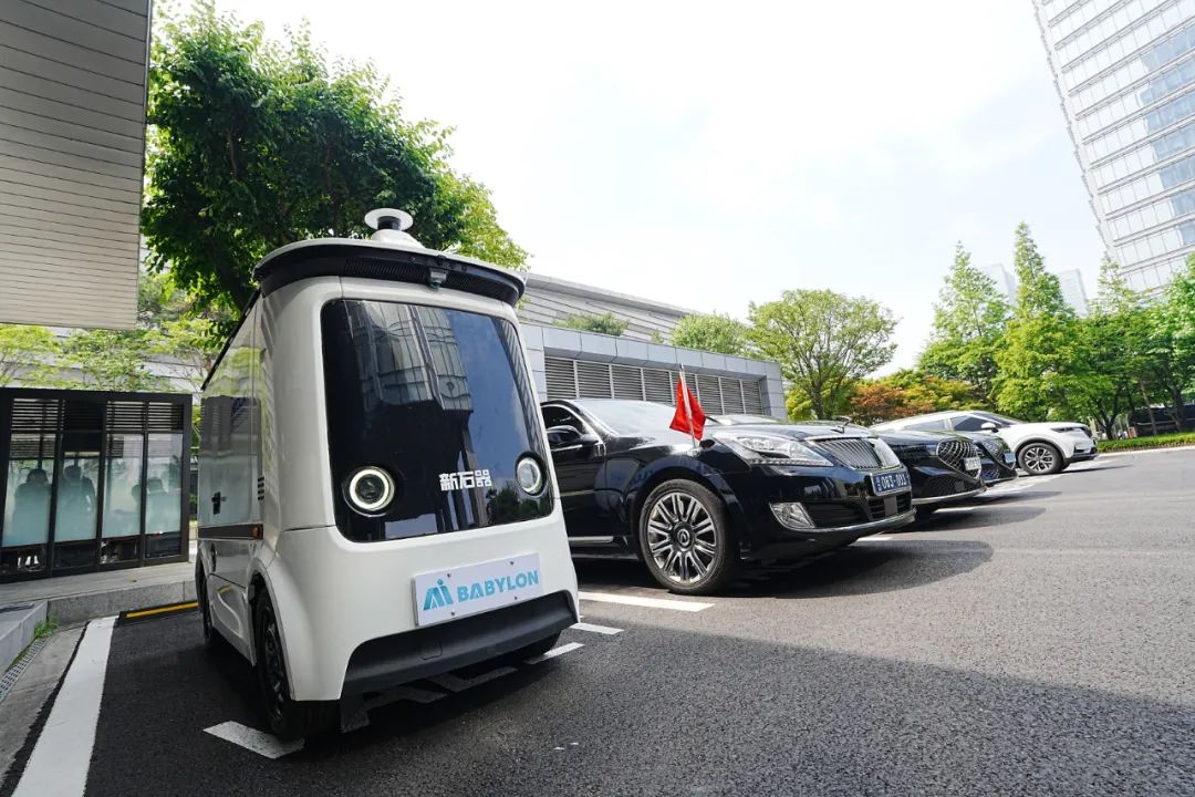 中产扎堆的高端小区物业员工都改成机器人了(图1)