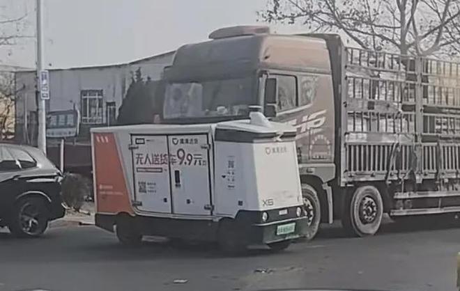 胶州发生罕见事故！大货车与无人驾驶车辆相撞货车司机哭笑不得不知所措！(图1)