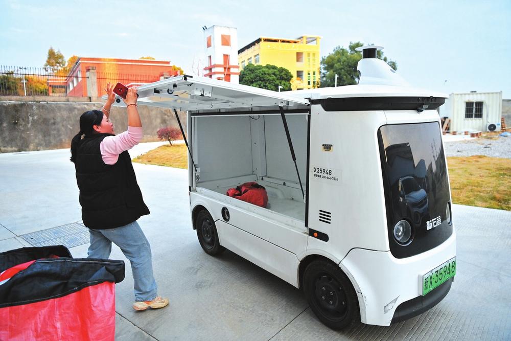 无人快递车南安“上岗” 遵规守时有点“萌”(图1)