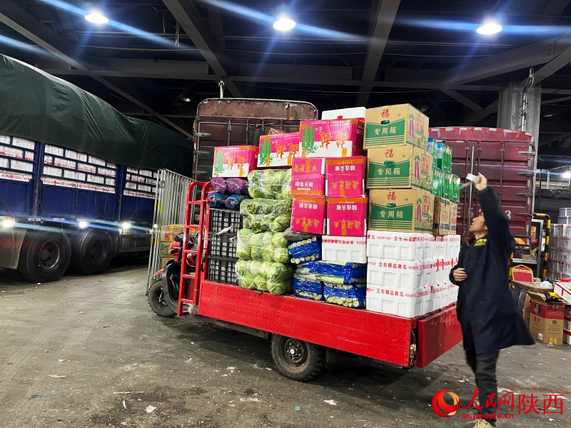 新春走基层丨古都烟火暖 菜篮稳稳迎新年(图1)