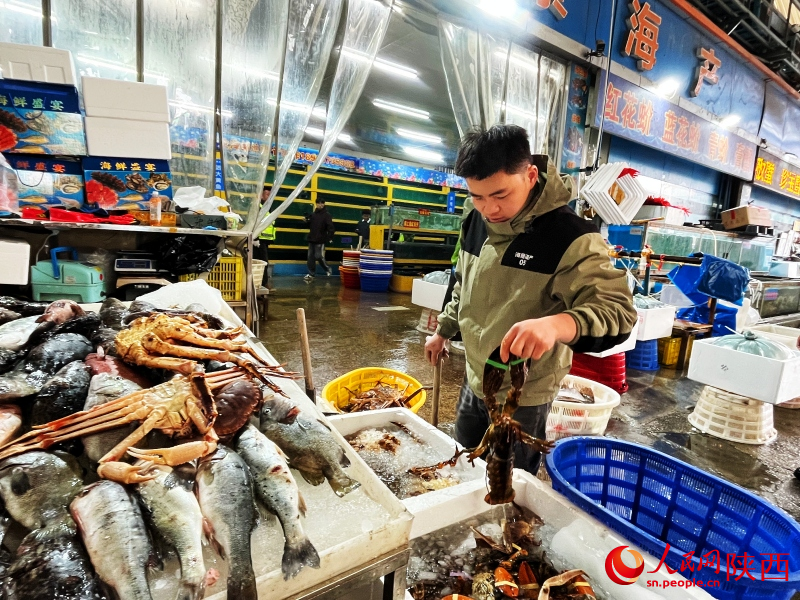 新春走基层丨古都烟火暖 菜篮稳稳迎新年(图2)