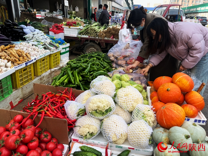 新春走基层丨古都烟火暖 菜篮稳稳迎新年(图3)