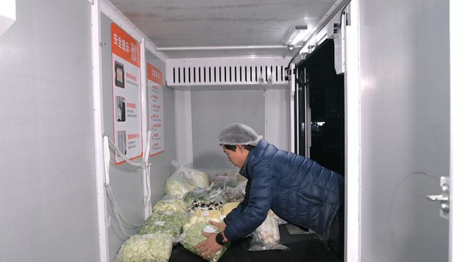 夜幕下的无人配送车：“省下一半钱”的选择(图2)