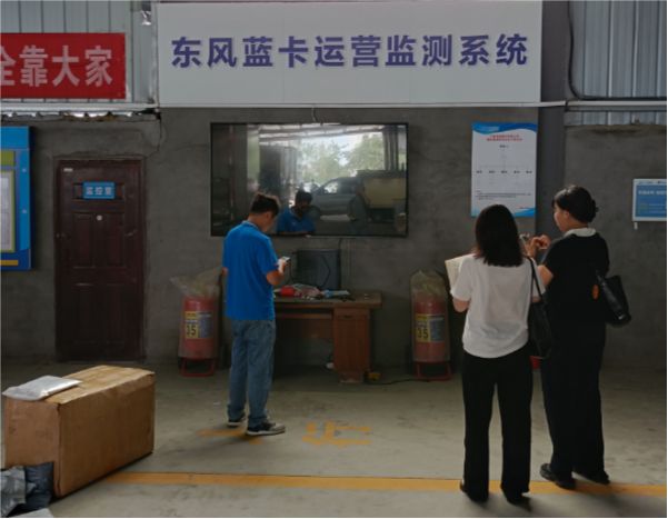 襄阳破冰“鄂版”无人物流车上路(图1)