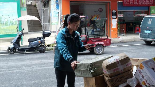 松桃邮政无人快递车“上岗” 跑出智慧BWIN物流“加速度”(图2)