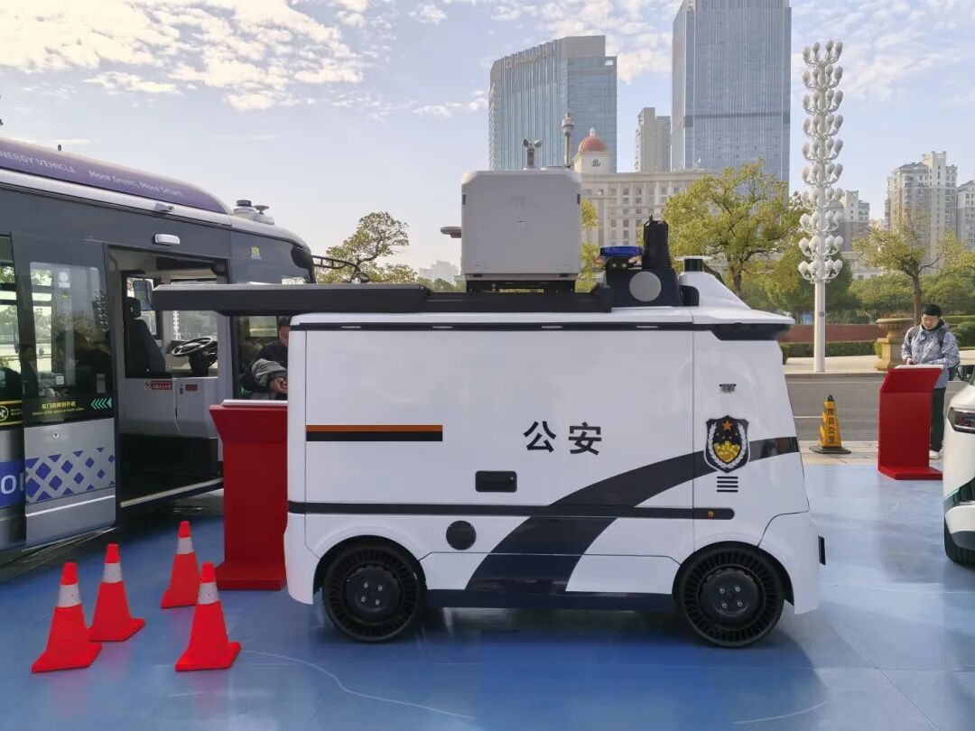 推进智驾汽车加速落地(图1)
