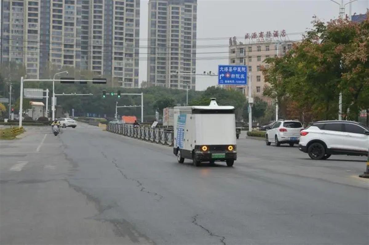 BWIN无人驾驶快递车亮相湖北一地街头(图1)