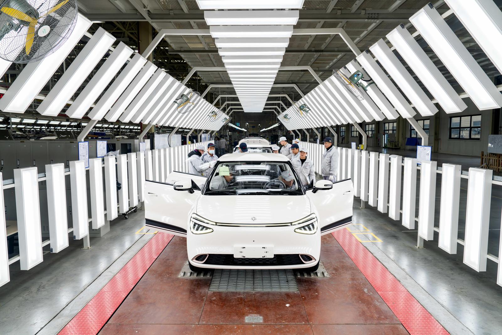 湖北老牌汽车城这样换道超车(图2)